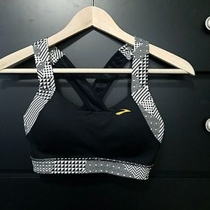 NWOT Brooks moving comfort sports bra
